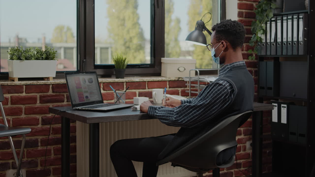 Homme d’affaires faisant une pause dans son projet au bureau