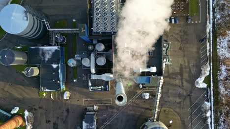 cheminée émettant des gaz toxiques dans une usine industrielle par une journée ensoleillée en hiver