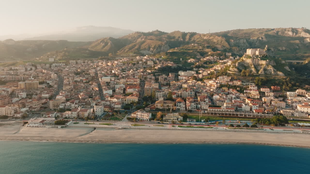 Roccella Ionica, una città in Calabria con spiagge e mare pulito, vista aerea.