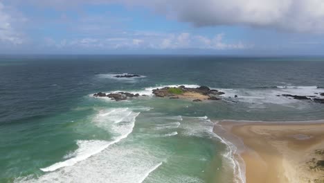 Bewölkter-Himmel-über-Meereslandschaft-Mit-Tosenden-Wellen-An-Der-Felsigen-Landspitze-In-Sawtell-Beach-In-Der-Nähe-Von-Bonville-Headland,-Nsw,-Australien