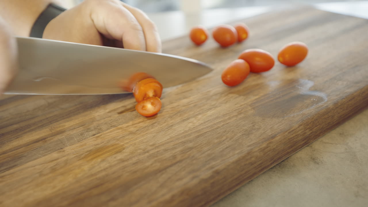 cortar tomates en una tabla de cortar de nueces.