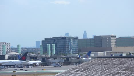 Flüge,-Die-Auf-Einem-Laxen-Flughafen-In-Kalifornien-Landen