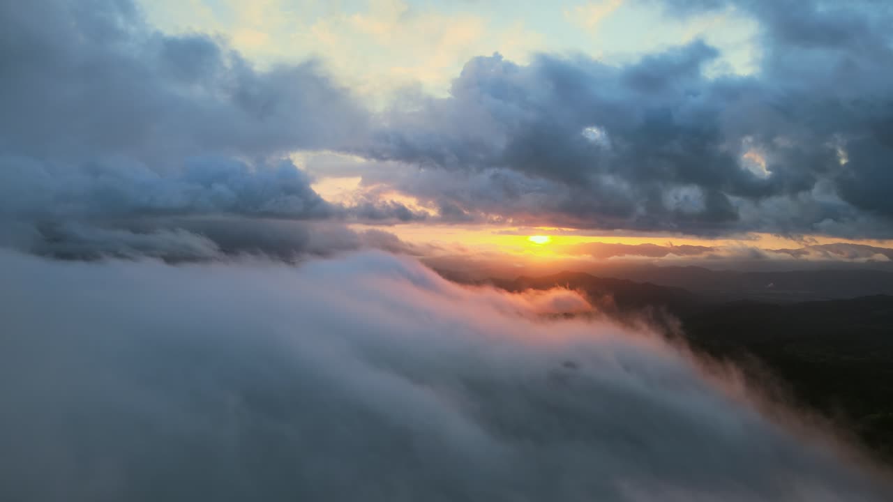 drone aéreo por encima de las nubes blancas esponjosas en el cielo al atardecer, 4k