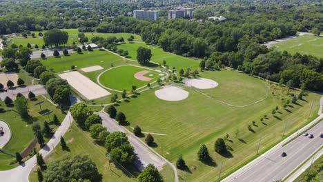 Blick-Auf-London,-Ontario-Von-Einer-Drohne-Aus,-Die-über-Einem-Baseballfeld-Und-Einem-Park-Kreist