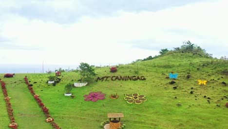 hermosas decoraciones en una montaña verde y exuberante en el parque de montaña caningag en pintuyan, leyte del sur, filipinas - ascenso de drones