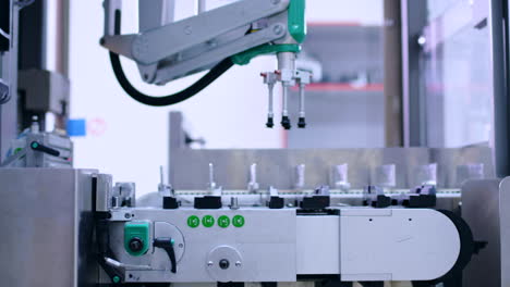 línea de fabricación farmacéutica. brazo robótico en una planta farmacéutica