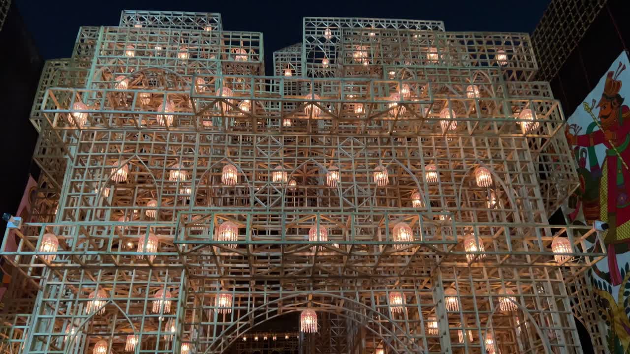 夜、暖かい光で照らされた複雑な竹の構造