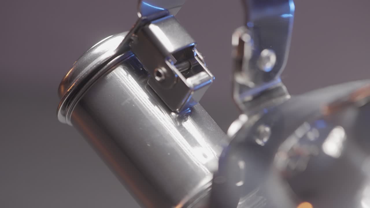 primer plano de la tapa de una tetera de plata