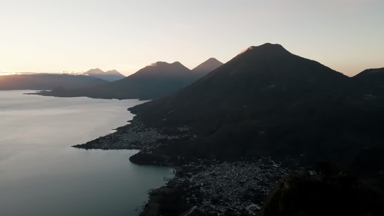 vista escénica de rostro maya y santa clara la laguna en guatemala al atardecer - toma aérea