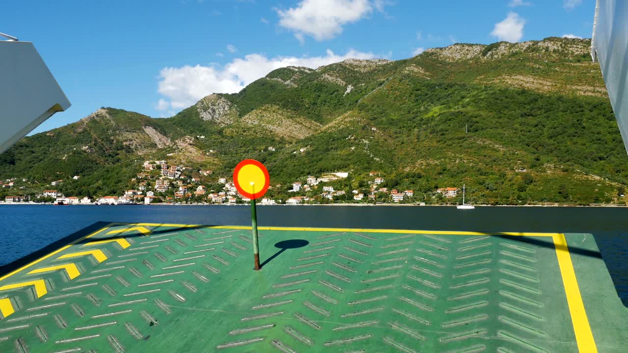 둥근 표시로 페리를 확인하세요.