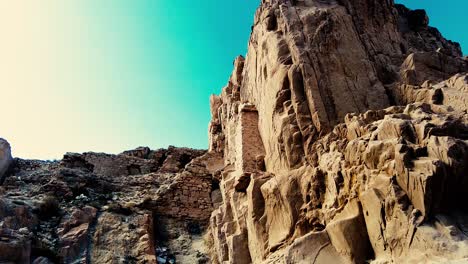 un cañón con casas en ruinas en un entorno post-apocalíptico
