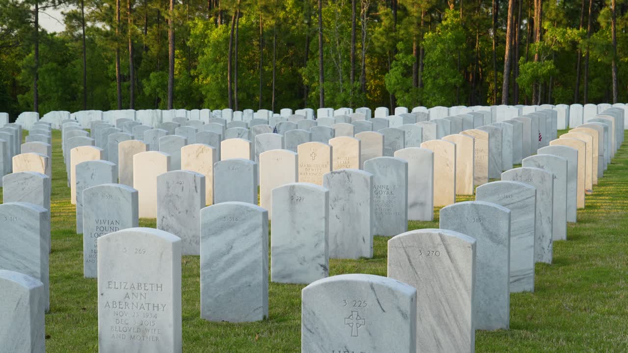 las lápidas en el cementerio nacional de fort jackson