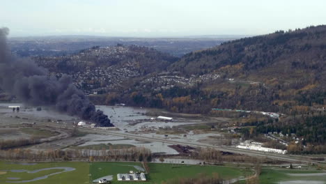 Incidente-De-Incendio-En-Medio-De-Inundaciones-En-Columbia-Británica,-Canadá-Después-De-La-Tormenta