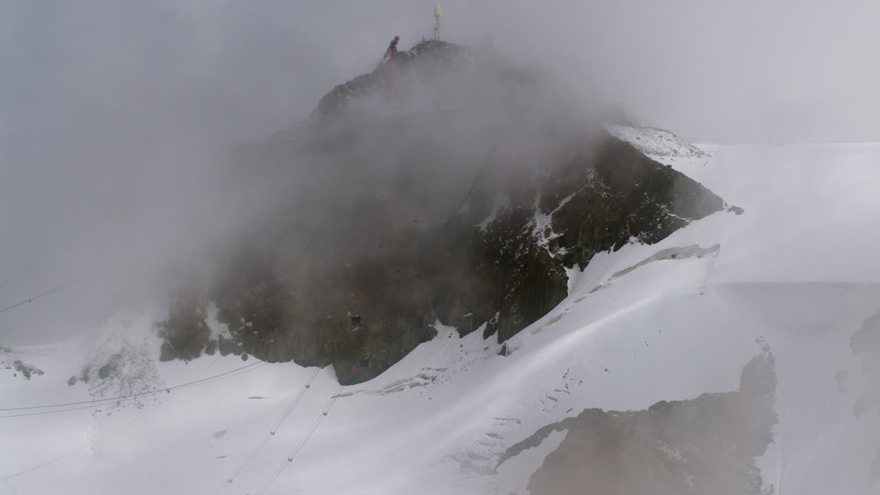Pico nevado da montanha em Cervinia, Itália, com atmosfera nebulosa