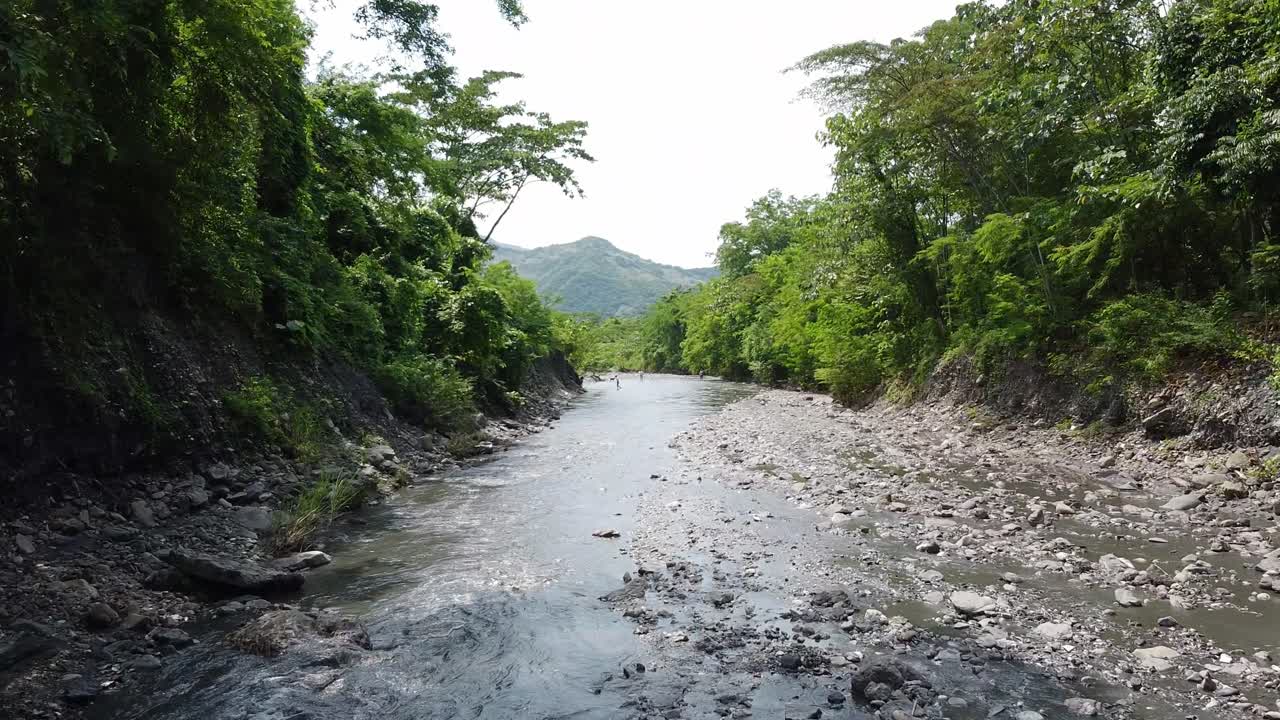 volando debajo de un puente en colombia