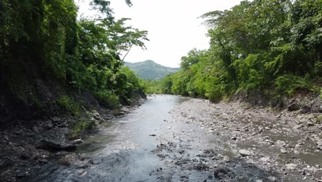 Volando-Debajo-De-Un-Puente-En-Colombia