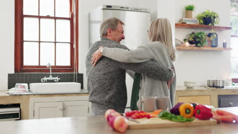baile de cocina, feliz pareja de último año y divirtiéndose