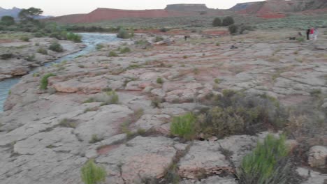 Un-Río-Escénico-Que-Atraviesa-Una-Cuenca-De-Roca-Roja