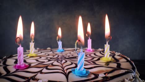 velas en el pastel de cumpleaños en primer plano.