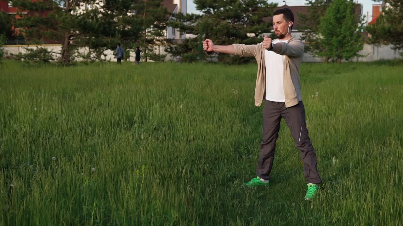 공원에서 스트레칭하는 남자