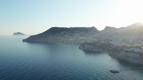 Sonnenaufgang-über-Alicante-Mit-Ruhigem-Meer-Und-Klarem-Himmel,-Zeigt-Die-Küstenstadtlandschaft