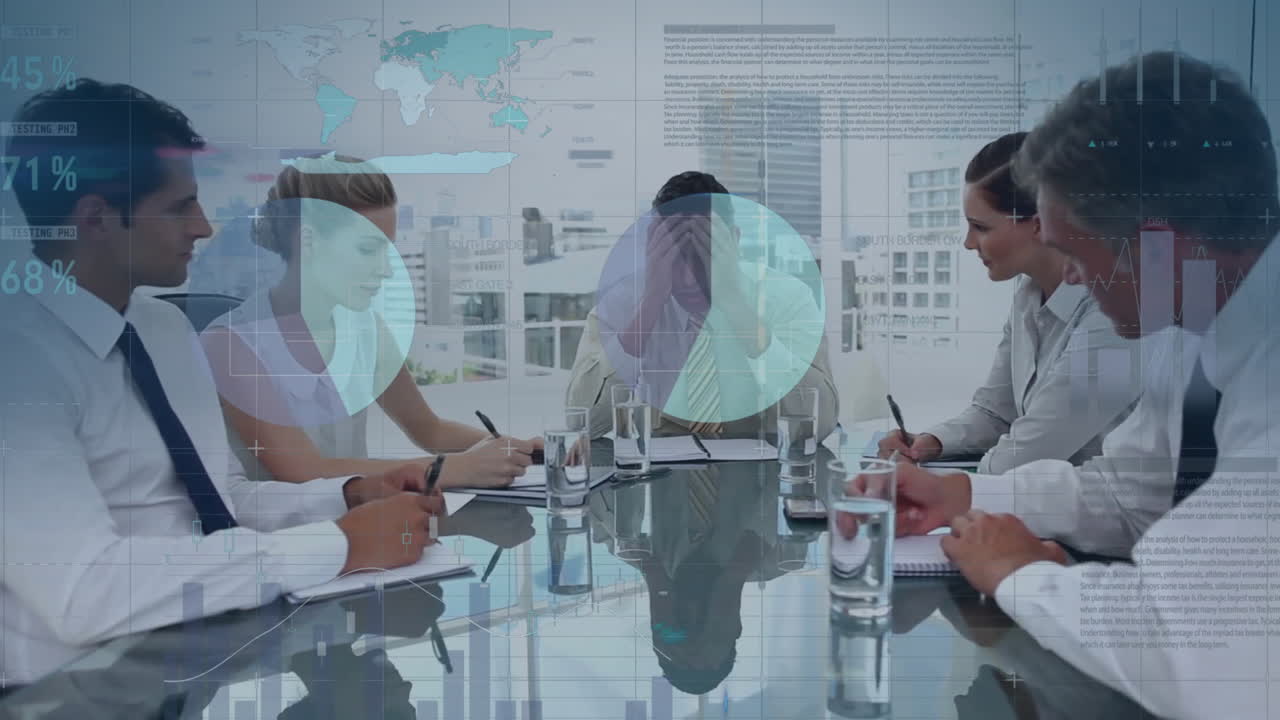 회의에서 동료들에게 소리를 지르는 다양한 좌절한 남자에 대한 인포그래픽 인터페이스의 애니메이션