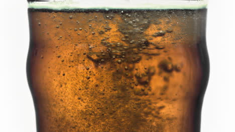 cerveza vertiendo en un vaso en súper cámara lenta