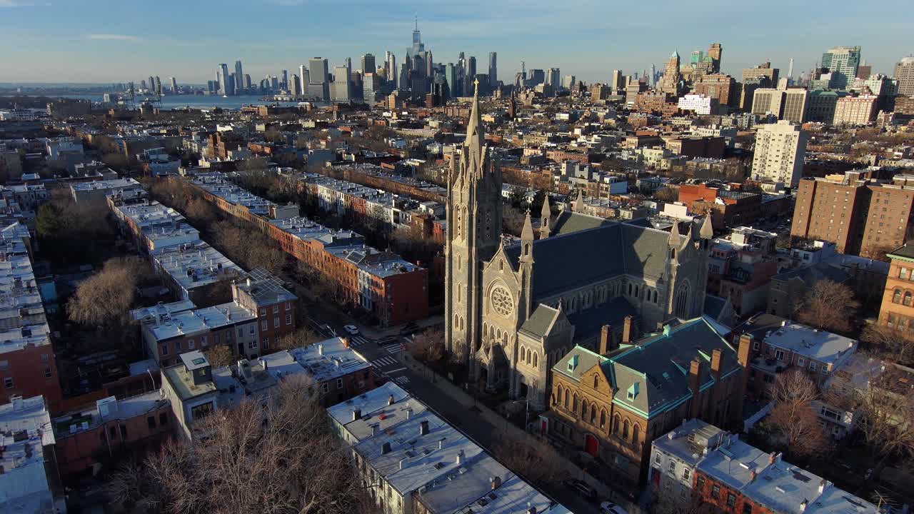 excelente antena de la iglesia católica de st agnes brooklyn con el horizonte de manhattan en segundo plano