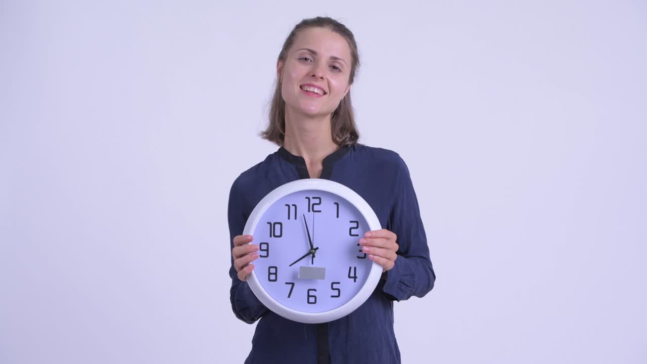 feliz joven hermosa mujer de negocios con reloj de pared