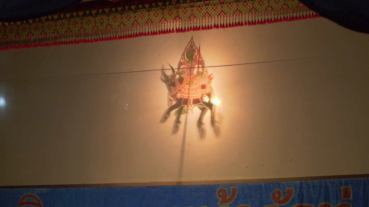 espectáculo de marionetas en tailandia. ceremonia religiosa tradicional