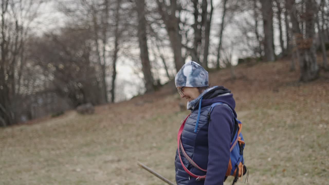 가을의 숲에서 산책하는 여자