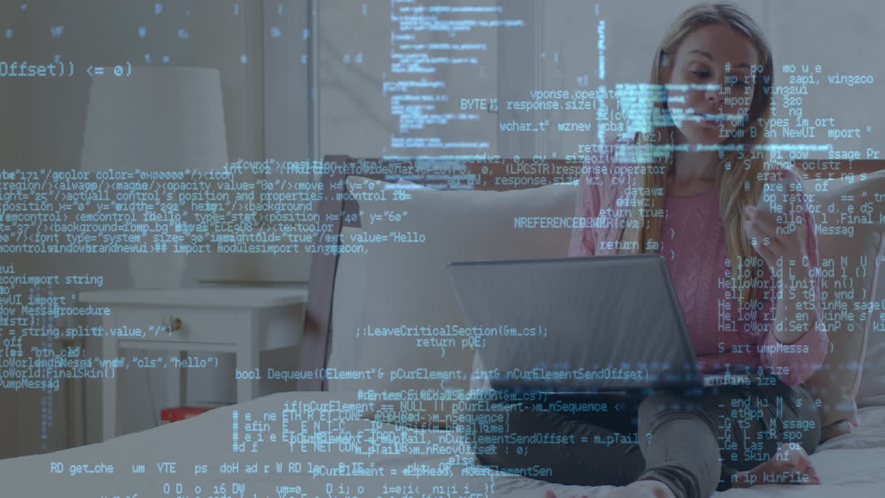 animación del procesamiento de datos sobre la mujer usando computadora portátil y teléfono inteligente