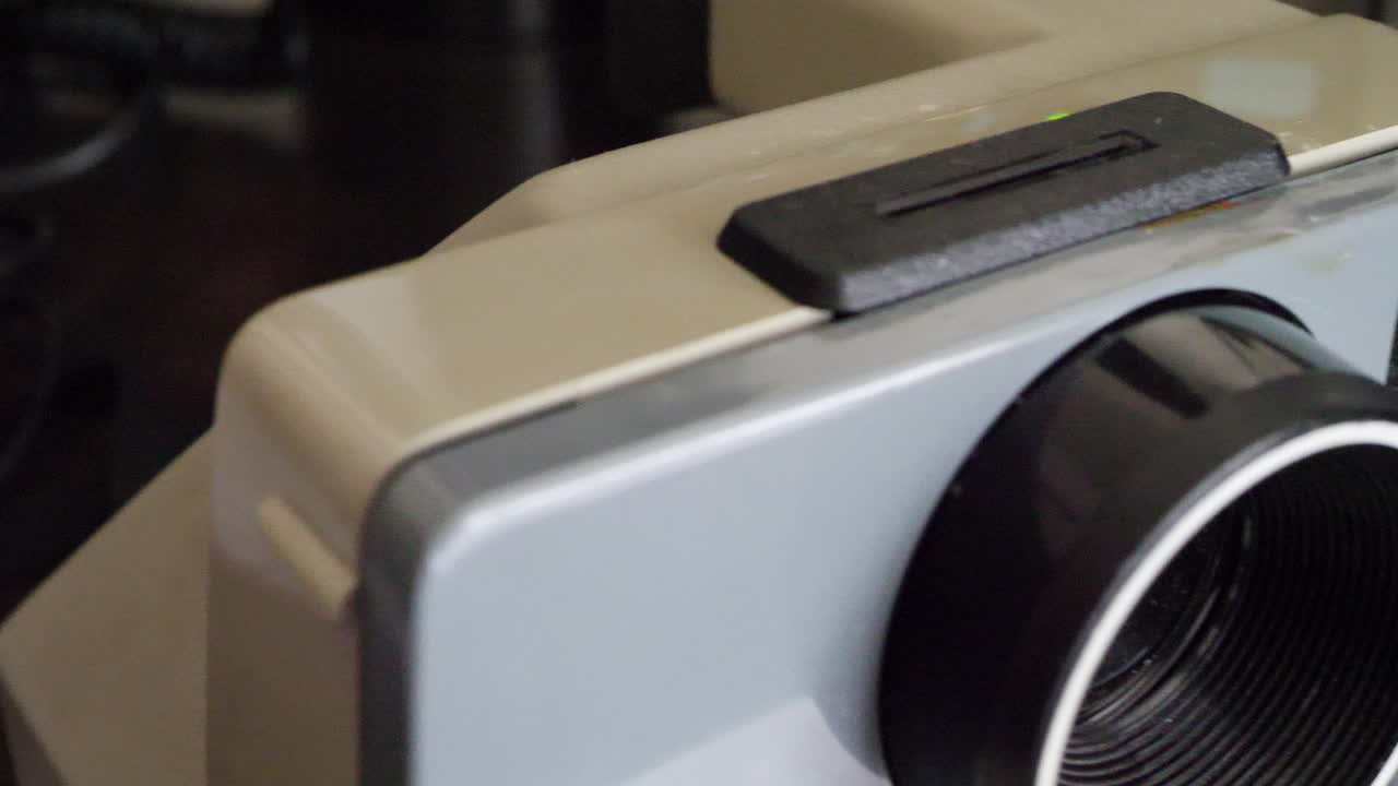 사진 촬영용 플래시와 렌즈가 있는 복고풍 즉석 인쇄 필름 카메라에서 왼쪽으로 슬라이드