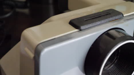 deslícese hacia la izquierda en una cámara retro de película de impresión instantánea con flash y lente para fotografía
