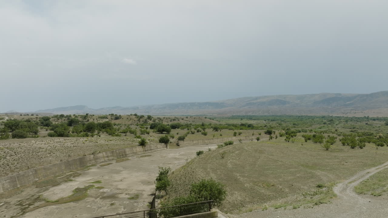 puente y dique de hormigón en la orilla del embalse dali mta en georgia