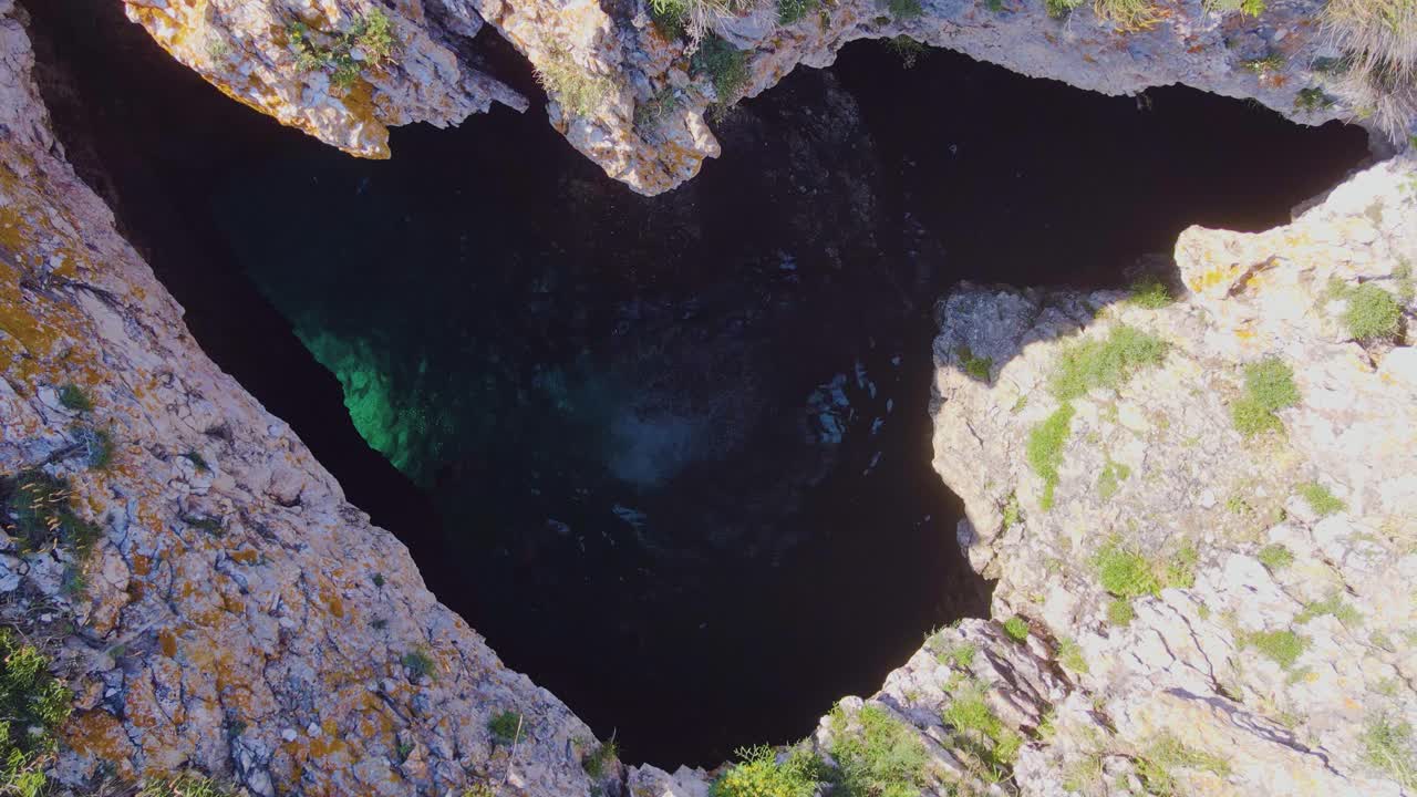 이 숨 막히는 해변의 마법의 매력을 발견하십시오. 휴양객들은 조용한 파란 바다에 다이빙하는 순간을 소중히 생각합니다.