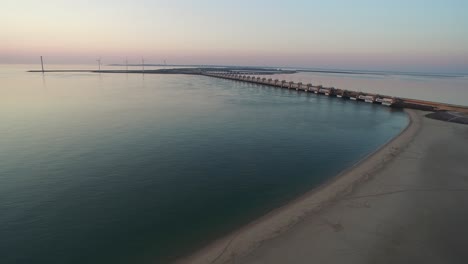 Antenne:-Der-Strand-Rund-Um-Das-Oosterschelde-Sturmflutwehr-Während-Eines-Sommersonnenuntergangs