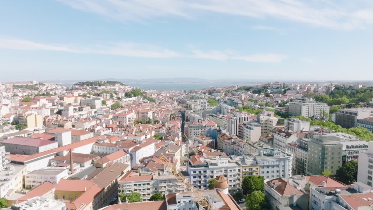 포르투갈 리스본 위의 파노라마 뷰로 이동하는 무인 항공기