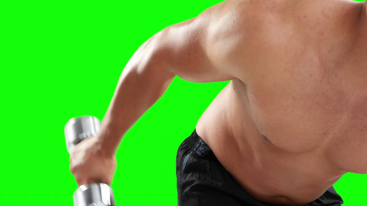 hombre musculoso serio levantando pesas