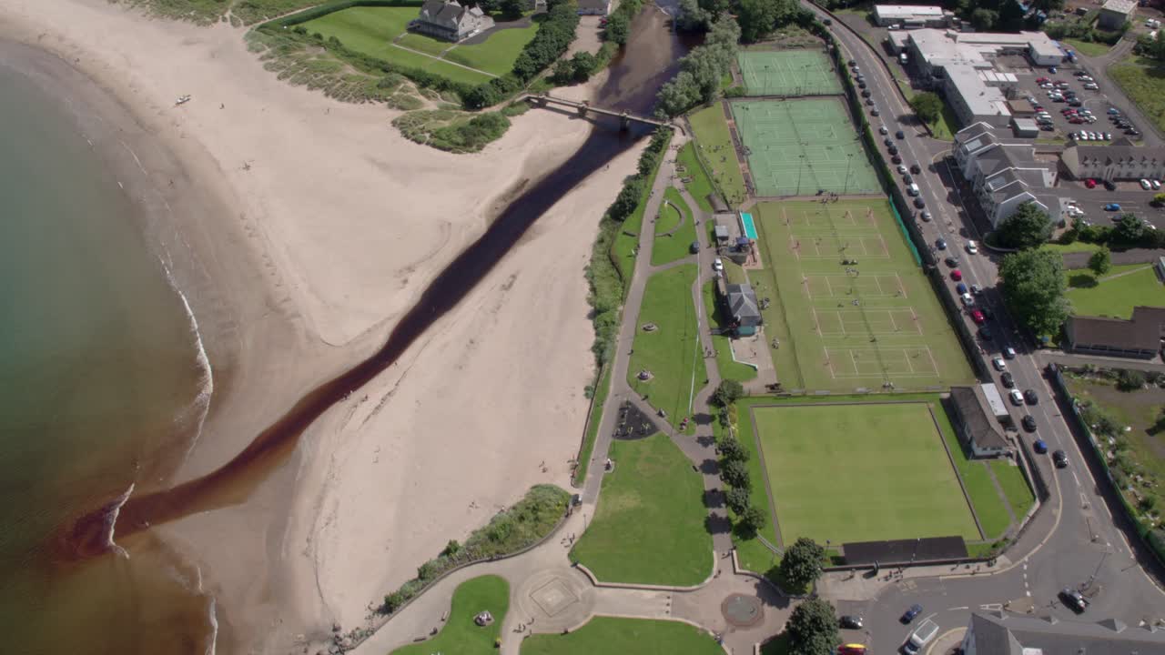 ciudad de ballycastle en la ruta costera de la calzada en el condado de antrim, irlanda del norte