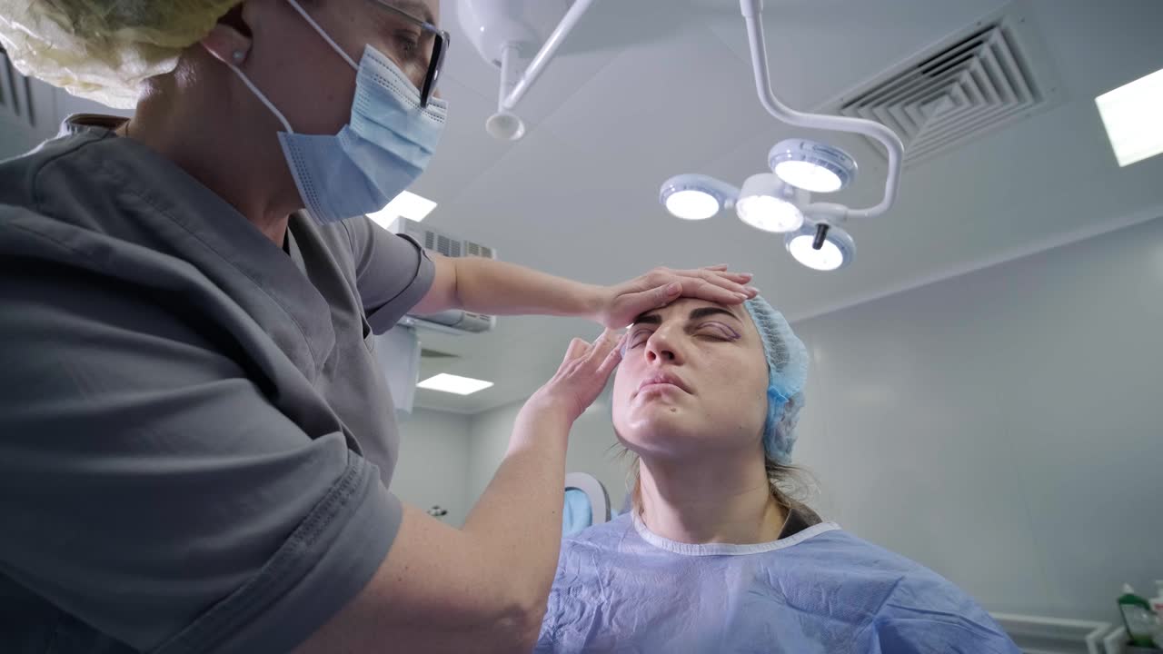 operación de cirugía plástica de blefaroplastia, centrada en el rejuvenecimiento y la modificación de la región del ojo.