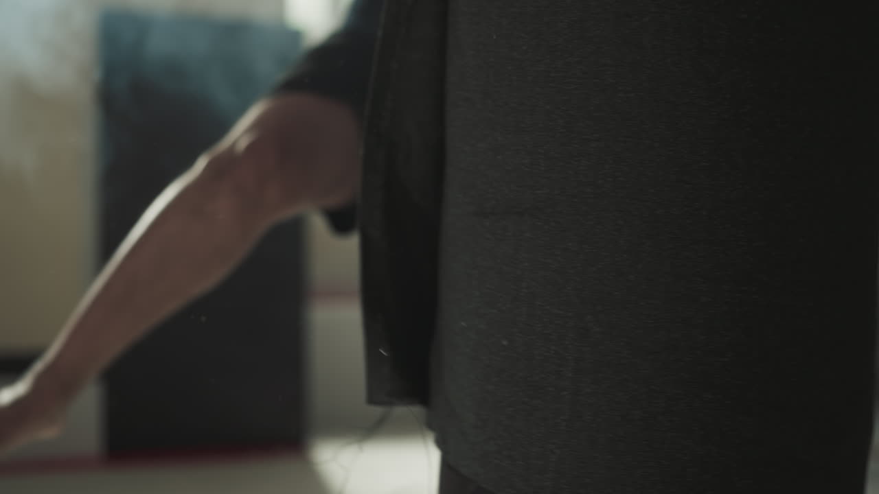 el atleta hombre dinámico golpea la bolsa de boxeo suspendida con la pierna en la premisa para el boxeo. modo de vida enérgico y mejora de la condición física del cuerpo masculino