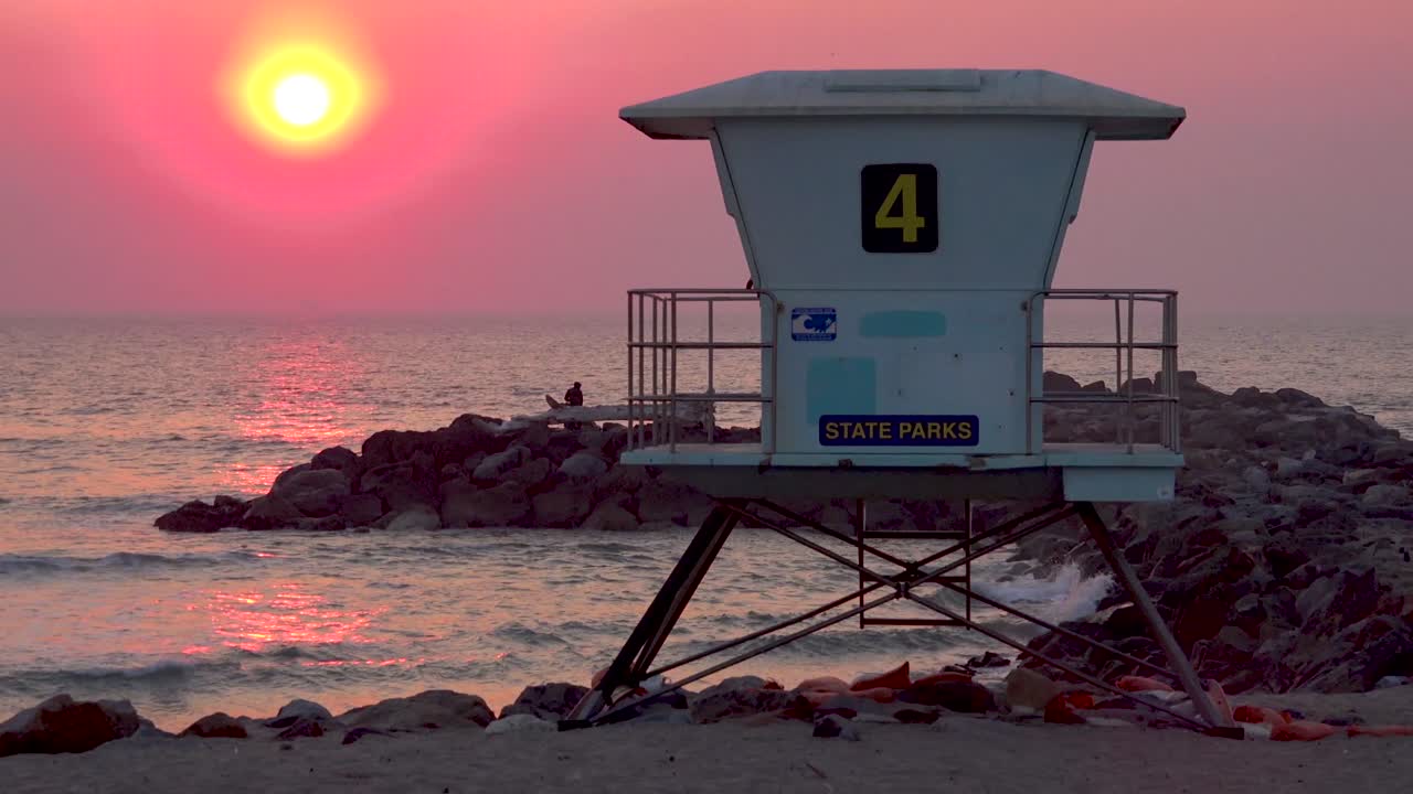 캘리포니아 해변을 따라 구조대 뒤의 일몰