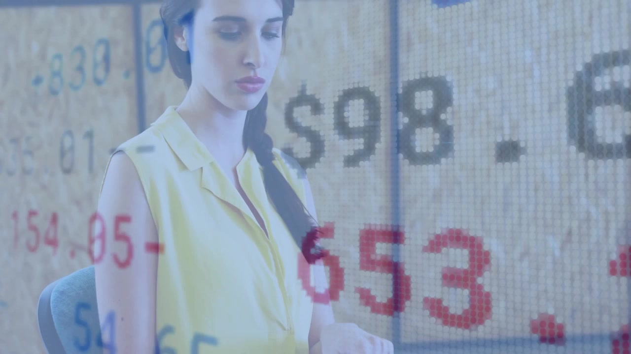 Mujer analizando datos financieros en un escritorio de oficina moderno, con superposiciones numéricas flotantes azules y rojas