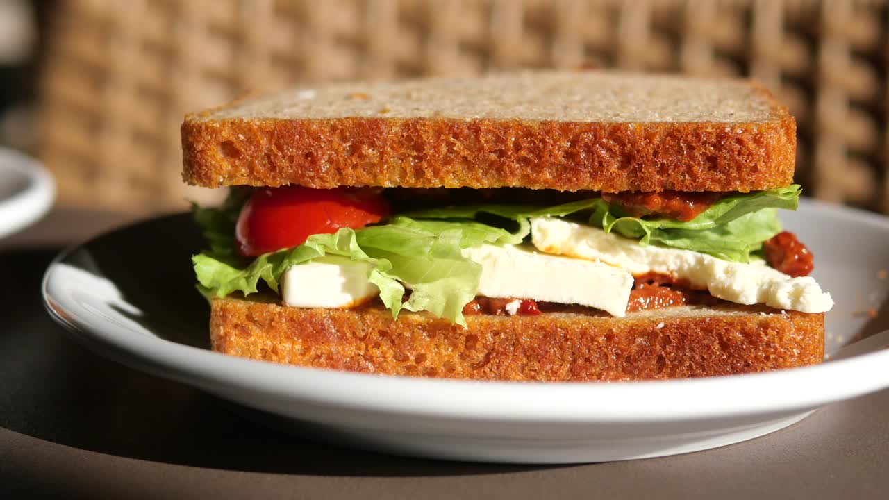 Delizioso panino integrale con feta e pomodoro