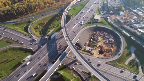 Vista-Aérea-De-Una-Intersección-De-Autopistas-Con-Senderos-De-Tráfico-En-Moscú.