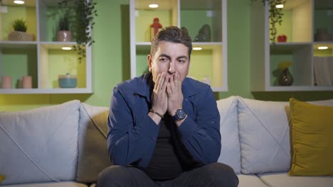 hombre afligido soledad llorando y triste en casa.