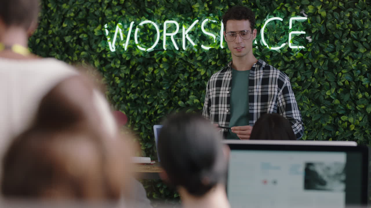 창의적인 사업가 들 이 만나는 백인 팀 리더 사업가 들 이 회사 프로젝트 개발 전문가 들 이 아이디어 를 공유 하는 것 현대 사무실 에서 노트북 을 사용하는 직원 들 을 훈련 시키는 것