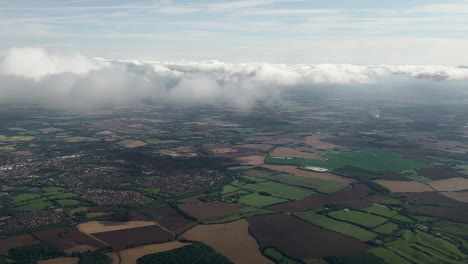 vista aérea de las nubes sobre un pintoresco paisaje con campos y bosques