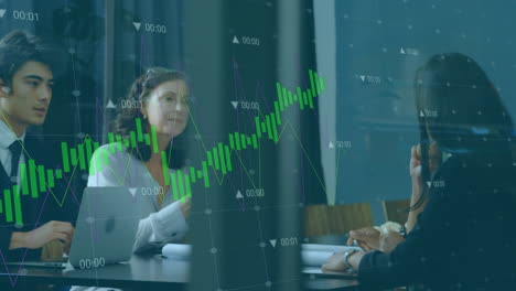 animación del procesamiento de datos financieros sobre diversas personas de negocios que trabajan en la oficina